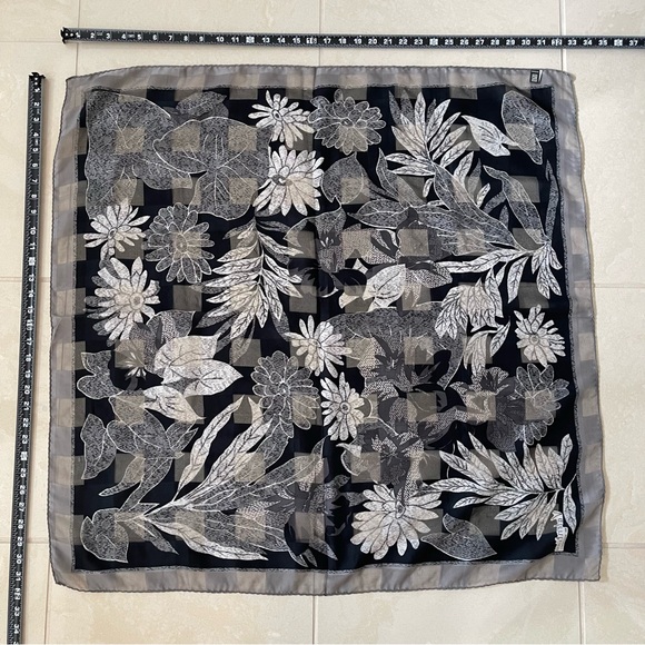 Valentina Scarf Per Manlio Bonetti 32” x 32” Floral Black & White Made In Italy - Picture 6 of 7